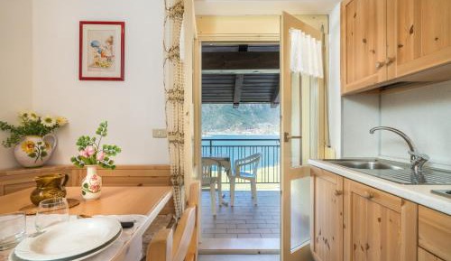 One-Bedroom Apartment with Lake View