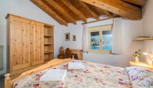 One-Bedroom Apartment with Lake View
