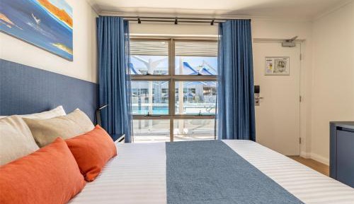 Larger Premium King Suite with Patio and Garden View - Non-Smoking