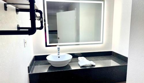 King Room with Mobility/Hearing Access and Roll-In Shower, Non-Smoking