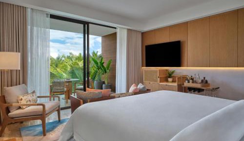 Deluxe King Room with Balcony and Partial Ocean View