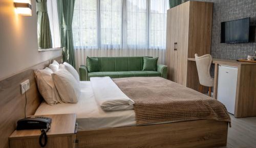 Deluxe Double Room (2 Adults + 1 Child)