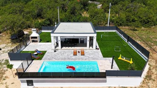 Villa with Swimming Pool
