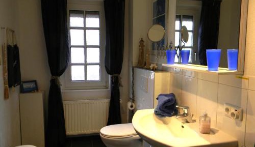 Two-Bedroom Apartment with Shower 