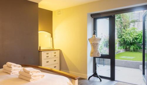 One-Bedroom Apartment with Terrace