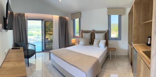 Deluxe Double Room with Side Sea View