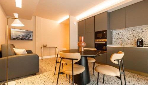 Deluxe One-Bedroom Apartment