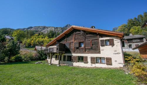 Apartment with Mountain View