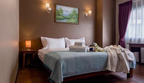 One-Bedroom Apartment with Pool View