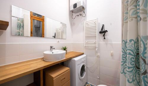 Studio Apartment with Queen Bed