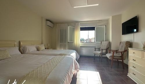 Deluxe Double Room (2 Adults + 1 Child)