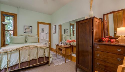 Single Room with Private Bathroom