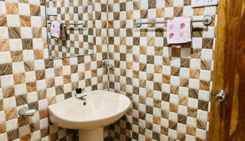 Deluxe Double Room (2 Adults + 1 Child)