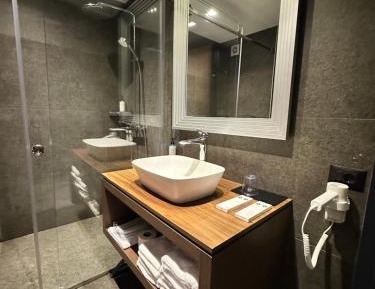 Deluxe Double Room with Side Sea View