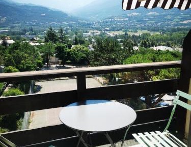 One-Bedroom Apartment with Balcony