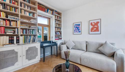 Apartment with Lake View