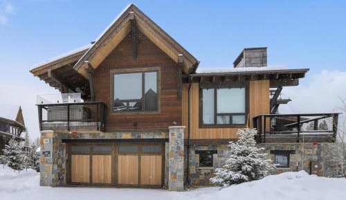 Four-Bedroom Holiday Home