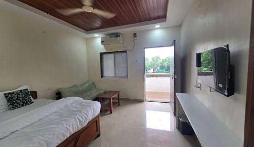 Deluxe Double Room (2 Adults + 1 Child)