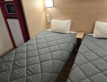 Triple Room with 3 Single Bed With Shared Separate Bathroom - Microwave And Minifridge, 