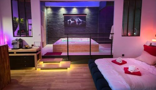 Suite with Hot Tub