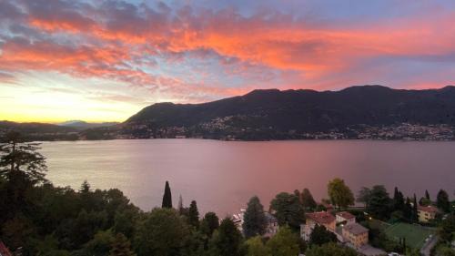 Three-Bedroom Apartment with Lake View