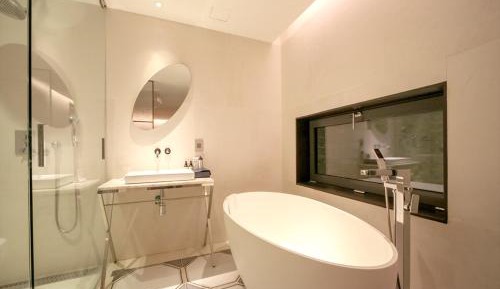 Deluxe Suite with Spa Bath