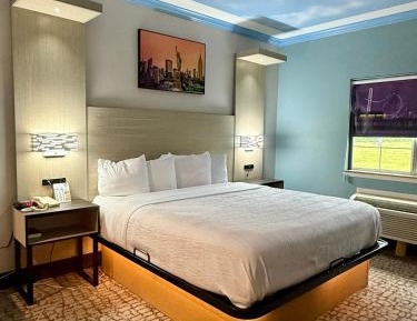 Deluxe King Suite - Non-Smoking