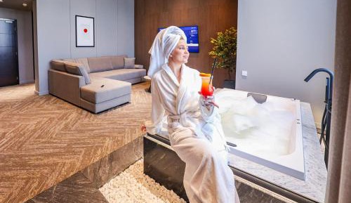 Deluxe One-Bedroom Apartment with City View