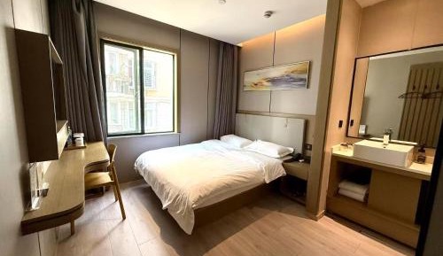 Premium Queen Room