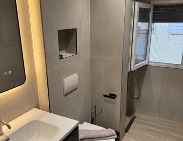 One-Bedroom Apartment with View