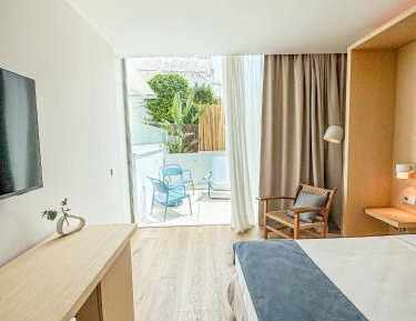 Deluxe Courtyard with Whirlpool tub