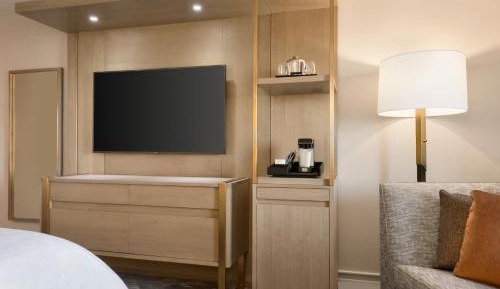 Preferred Club Level King Room
