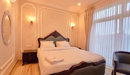 Deluxe Queen Suite