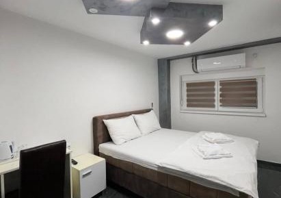 Deluxe Room (2 Adults + 1 Child)