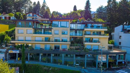 Apartment with Lake View