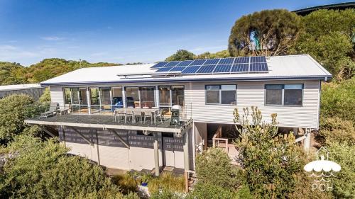 Boasting a private entrance, this air-conditioned apartment features 1 living room, 1 separate bedroom and 1 bathroom with a shower. In the well-equipped kitchen, guests will find a stovetop, a refrigerator, a dishwasher and kitchenware. Featuring a balco