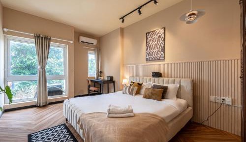 One-Bedroom Apartment with City View