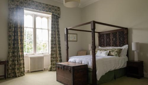 Queen Room with Shared Bathroom