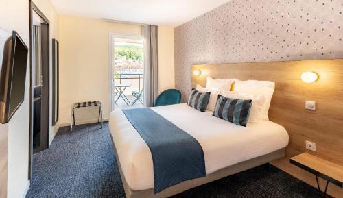Queen Suite with Sofa Bed