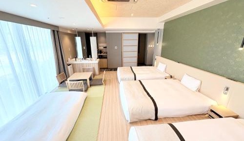 Premier Deluxe Triple With Japanese-style Futon			