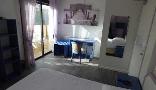 King Room with Roll-In Shower - Disability Access