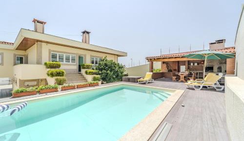 Three-Bedroom Holiday Home 