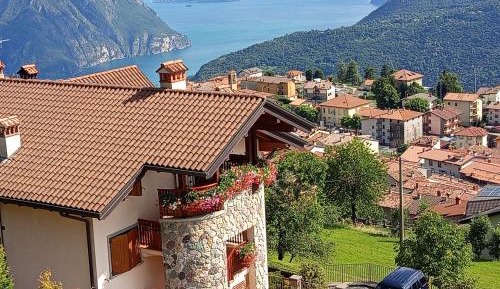 One-Bedroom Apartment with Lake View