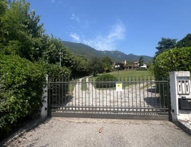 One-Bedroom Apartment with Garden