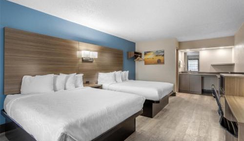 Queen Room with Two Queen Beds and Pool View - Non-Smoking