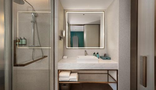 Superior Room with One Queen Bed