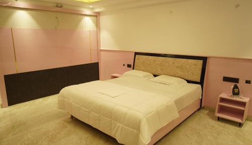 Deluxe Double or Twin Room with City View