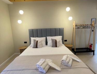 Deluxe Double Room (2 Adults + 1 Child)