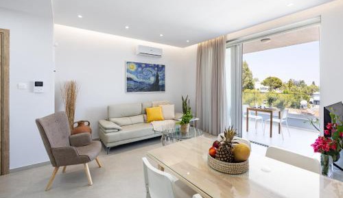 One-Bedroom Apartment with Park View