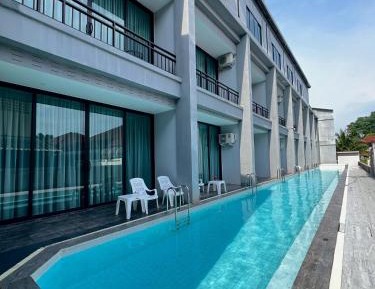 King Suite with Pool View